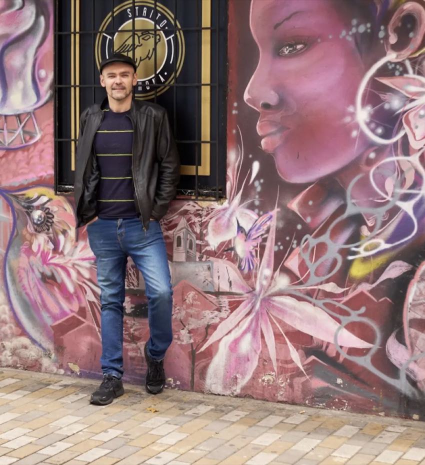 Travel Planner Colombie devant une fresque de street art à Bogotá