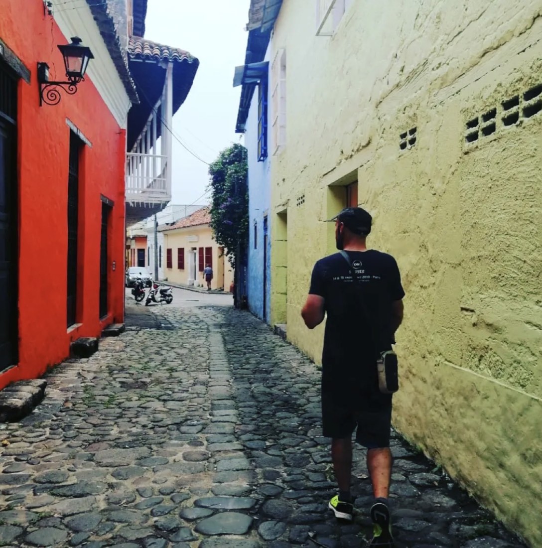 Sécurité en Colombie dans une rue coloniale colorée