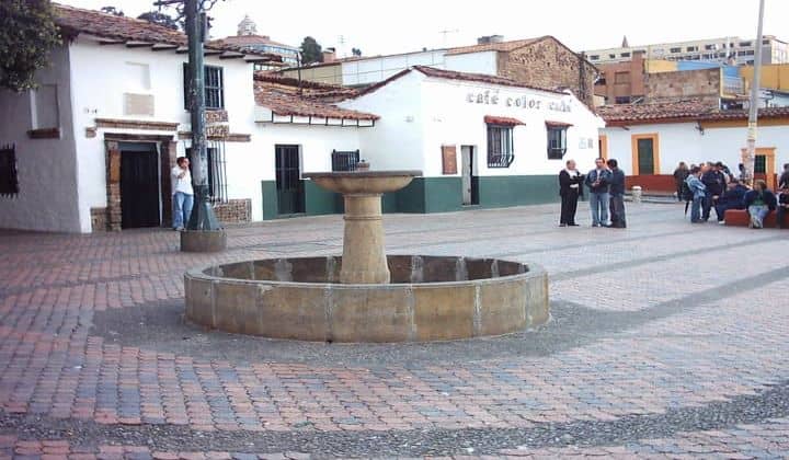 Quartier de La Candelaria à Bogotá sous le ciel des Andes