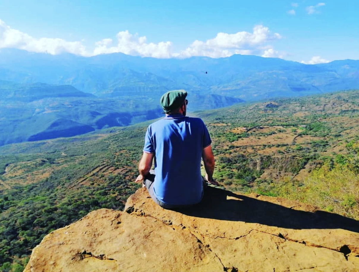 Voyageur face aux montagnes en Colombie